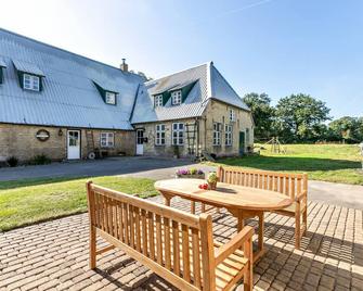 Apartment \'Historischer Resthof\' with Private Garden & Wi-Fi - Heide - Innenhof