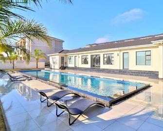 Cluster 59 Issa - Midrand - Pool