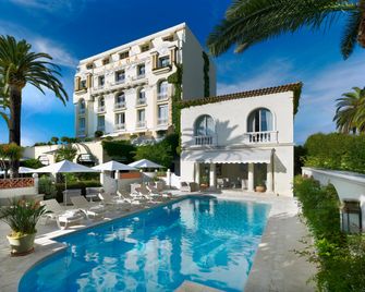 Hôtel Juana - אנטיב - בניין