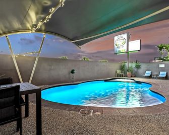 Chalet Motor Inn - בונדברג - בריכה