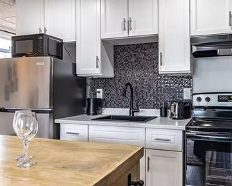 Artist Suite in the Sault’s Core - Sault Ste Marie - Kitchen