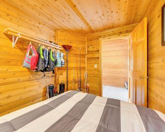 Lakefront Wisconsin Escape with Boat Dock and Kayaks! - Oconomowoc - Slaapkamer