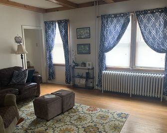 Charming Cottage at the Edge of Town - Berkeley Springs - Sala de estar