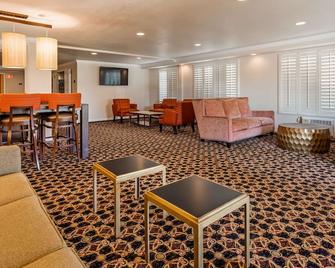 Lompoc Valley Inn and Suites - Lompoc - Salónek