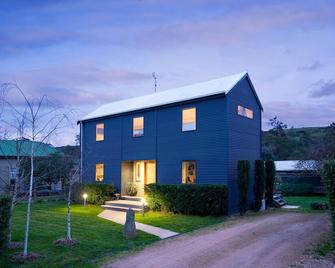 Alofi - Hepburn Springs - Edificio