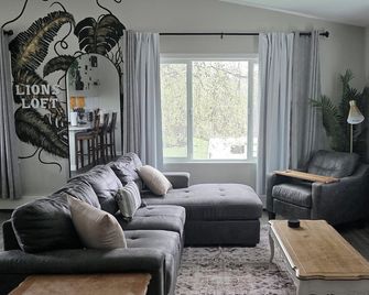 Lions Loft w/ hot tub, king size bed, and kids cove! - Eagle River - Sala de estar