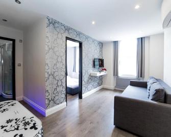 Imperial Court Suites - London - Living room