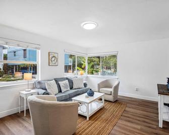 Beach Livin 1 - 1 Bedroom Downstairs - St. Pete Beach - Wohnzimmer