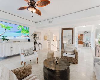Beachside Luxury Private Townhome with Pool and Ocean Views - Boca Raton - Living room