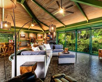 Lava Rock Retreat - Impeccable Comfort in Hilo! - 힐로 - 거실