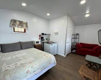 Lakefront Purple Cottage - Northwood - Habitación