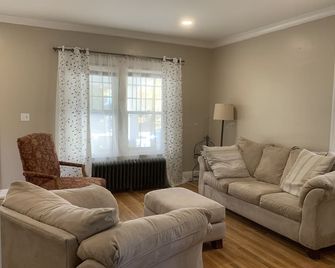 Large duplex king size bed and two queen size - Cleveland Heights - Living room