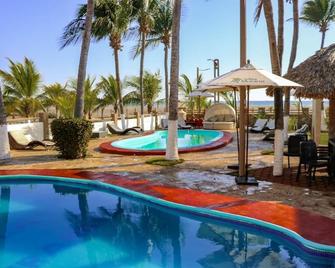 هوتل فيلا مورانو - Puerto Arista - حوض السباحة