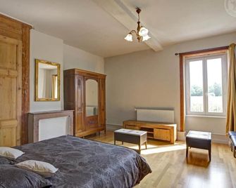 Gîte spacieux avec piscine et animaux acceptés pour 15 personnes - Essertines-en-Châtelneuf