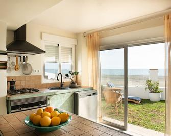 Apartment for 3 people on the beach 75m2 +terrace and garden. - Estepona - Keittiö