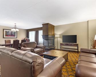 Best Western Plus Dryden Hotel & Conference Centre - Dryden - Bedroom