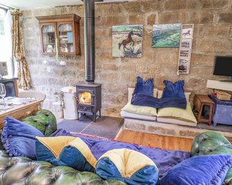 Daffodil Cottage - Castleton - Living room