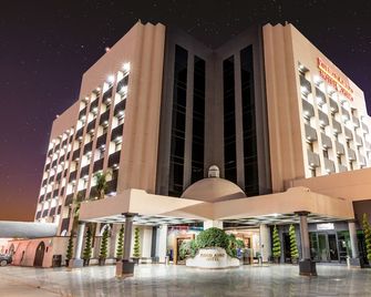 Hotel Pueblo Amigo Plaza & Casino - טיחואנה - בניין