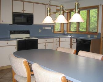 7 BR house across lake - Corinth - Kitchen