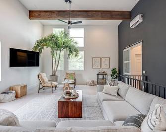 Pearl Townhouse Open Concept Loft: one of a kind near the River & Pearl District - San Antonio - Sala de estar