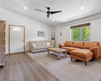 Well Located Condo backed against Skyline Wilderness Area - Rapid City - Living room