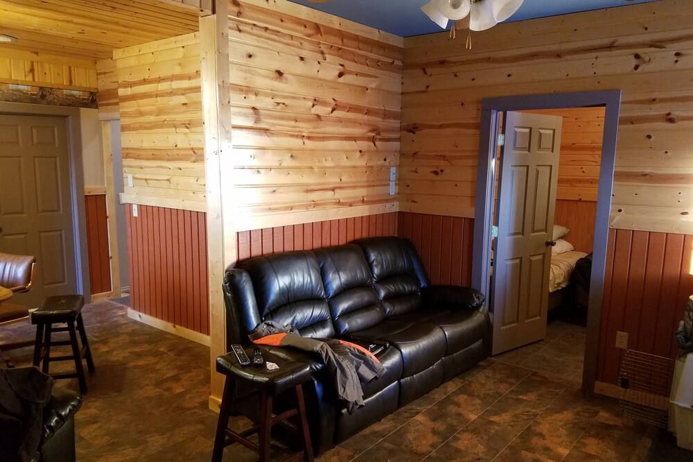 The Birdhouse - Sportsman's Lodging: Pheasant hunting & fishing. - بودل - غرفة معيشة
