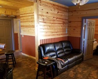The Birdhouse - Sportsman's Lodging: Pheasant hunting & fishing. - بودل - غرفة معيشة