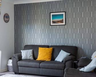 Beautiful & Modern Seaside Home - Данбар - Вітальня