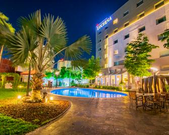 Hotel Lucerna Hermosillo - ארמוסיו - בריכה
