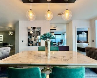 Aqua Tower 3BR-3BA Beachfront Condo in Playas de Tijuana - تيجوانا - غرفة طعام