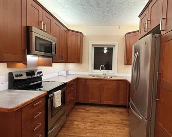 Private Lakeview Suite Near Downtown | Aurora Views | Cozy & Quiet - Yellowknife - Küche