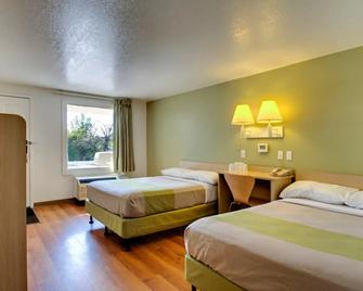 Rodeway Inn - Baltimore - Bedroom