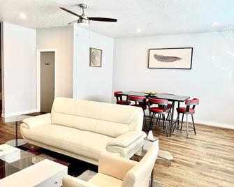 3 Br. 3ba. Immaculate Townhome In Draper - Draper - Living room