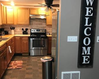 Bear Lake Cottage - Bear Lake - Kitchen