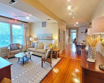 Historic Urban Downtown Loft 2 Bedroom 2 Bath with Parking - Roanoke - Living room