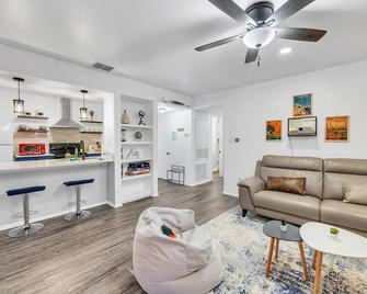 Cozy Modern 2br Retreat Atx Downtown, Mins Away To Prime Locations Airport - Austin