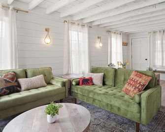 Charming Large 6-bedroom farmhouse in Stowe Lower village with Soaking tub - Stowe - Olohuone