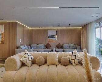 Spacious 4-bedroom apartment with wonderful Nile view in gorgeous Cairo - Madinat Coraya - Lounge