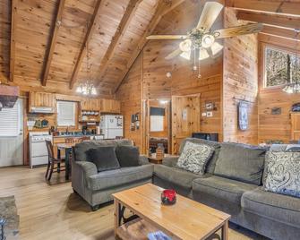 A Mountain Paradise on Collett Creek in Andrews, NC - Andrews - Sala de estar