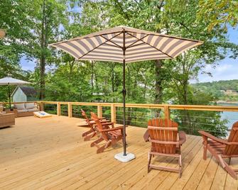 Carol's Cottage: 3 BR, 2 BA House in Cullman, Sleeps 12 - Cullman - Balcón