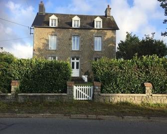 5 Bed Historical Farmhouse In Villedieu Les-Poeles - Вільдьє-ле-Поель - Будівля