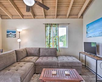 Sunset and Ocean Views Kailua-Kona Apt Near Beach - 科納 - 客廳