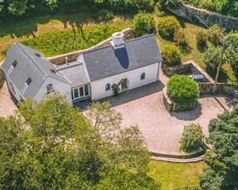 4 bedroom accommodation in Manorbier - Manorbier - Building