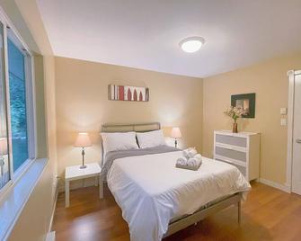 Ultimate Fishing Escape: Reel in the Best Catches & Breathtaking River Views - Campbell River - Bedroom