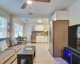 Walk to Art District and Beach Pet-Friendly Getaway - St. Petersburg - Living room