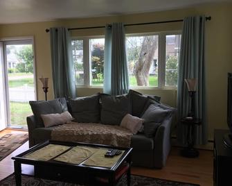 adorable ranch in beach community - Old Saybrook - Living room