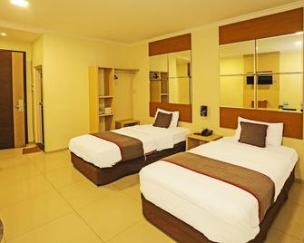 Super OYO Townhouse Oak Hotel Fiducia Serpong - Tangerang City - Bedroom