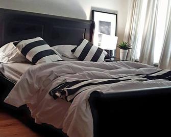 Spacious Townhome Apartment. - Brooklyn - Bedroom