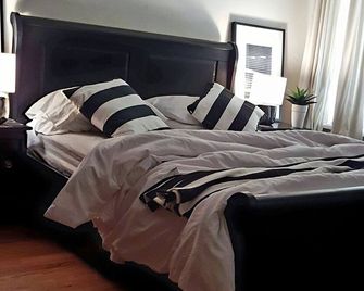 Spacious, quiet and cozy Townhome Apartment Brooklyn. - Brooklyn - Bedroom