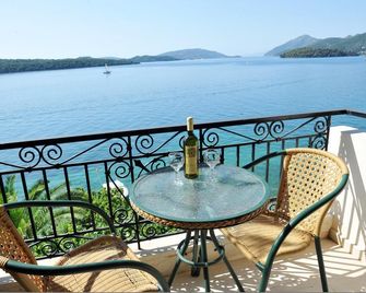 Logan's Beach Hotel - Perigiali - Balcón